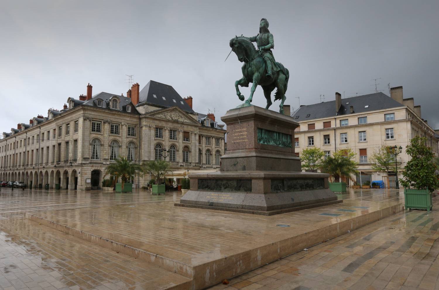 Visiter Orléans - Place avec statue de Jeanne d'Arc Visiter Orléans - Place avec statue de Jeanne d'Arc