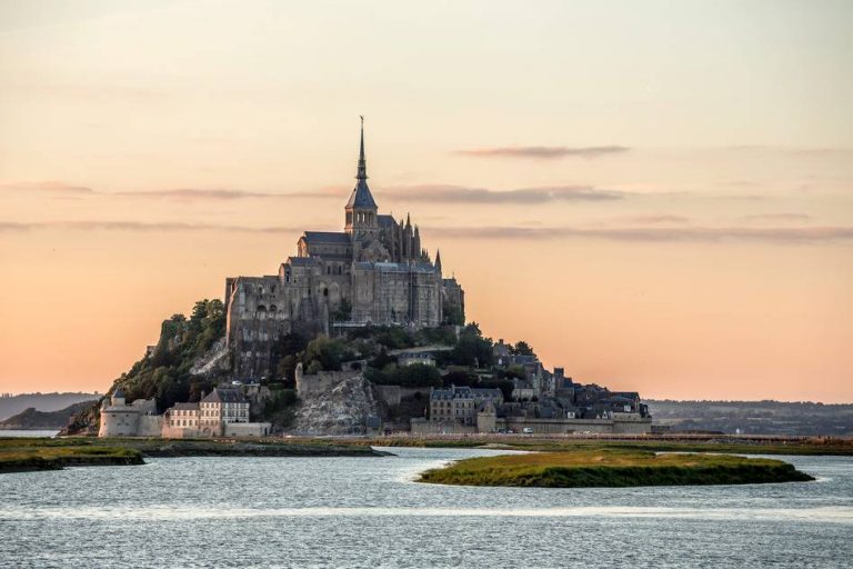 Pourquoi Le Mont Saint Michel Est Un Lieu Touristique Majeur