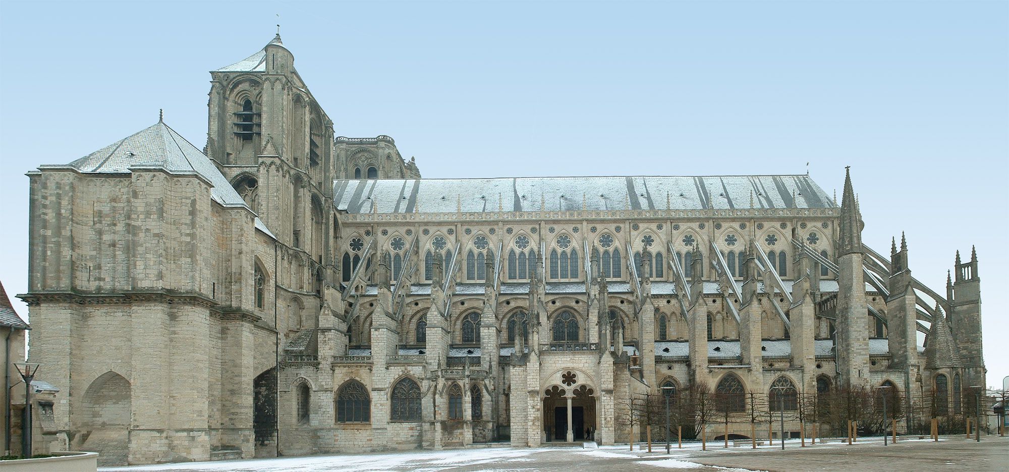Côté de la Cathédrale de Bourges dans le Cher (18) Côté de la Cathédrale de Bourges dans le Cher (18)