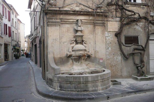La fontaine Nostradamus à Saint-Rémy-de-Provence La fontaine Nostradamus à Saint-Rémy-de-Provence